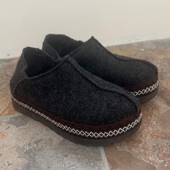 UGG Shoes - Ugg Refelt Cozy Black Shoes size 8